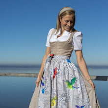 Laden Sie das Bild in den Galerie-Viewer, DIRNDLSCHÜRZE AUSGEFALLEN MIT KOLIBRIS