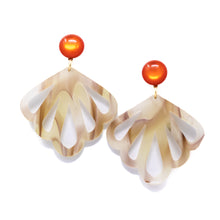 Laden Sie das Bild in den Galerie-Viewer, Ida Ornament-Ohrringe in Hornoptik mit Cabochon in Korall