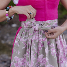 Laden Sie das Bild in den Galerie-Viewer, Baumwoll-Dirndlschürze Helene in Fuchsia