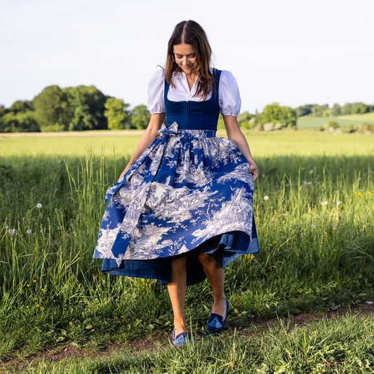 Baumwoll-Dirndlschürze Sarah – Blau Toile de Jouy