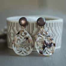 Laden Sie das Bild in den Galerie-Viewer, STAEMENT OHRRINGE IN TAUPE