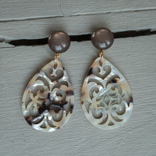 Laden Sie das Bild in den Galerie-Viewer, ORNAMENT OHRRINGE IN HORNOPTIK