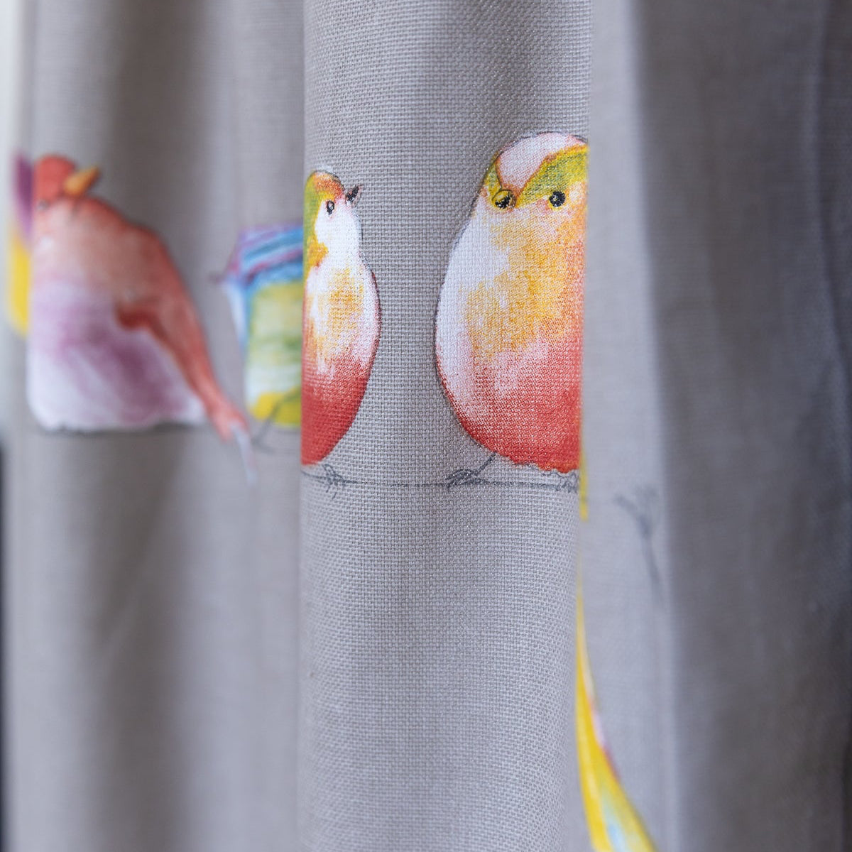Ausgefallene Dirndlschürze mit Vogelmotiven