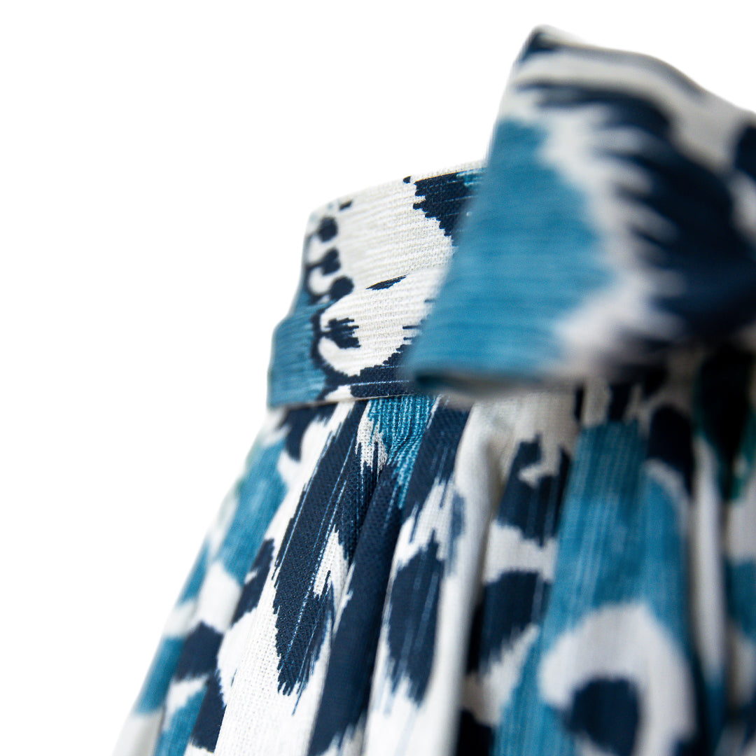 Baumwoll-Dirndlschürze Carlotta Ikat -Blau