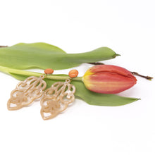 Laden Sie das Bild in den Galerie-Viewer, Carlotta Ornament-Ohrringe in Hornoptik mit Orange