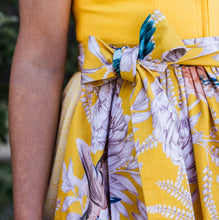 Laden Sie das Bild in den Galerie-Viewer, DIRNDSCHÜRZE GELB MIT KOLIBRIS