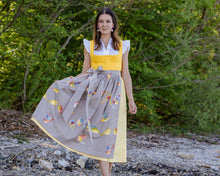Laden Sie das Bild in den Galerie-Viewer, Dirndl in Sonnengelb mit Spatzen Dirndlschürze