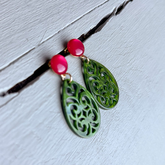 Annabelle - Ornament Ohrringe in Grün mit pinkem Cabochon