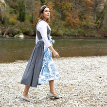 Laden Sie das Bild in den Galerie-Viewer, Midi Dirndl Josefine in Schiefergrau