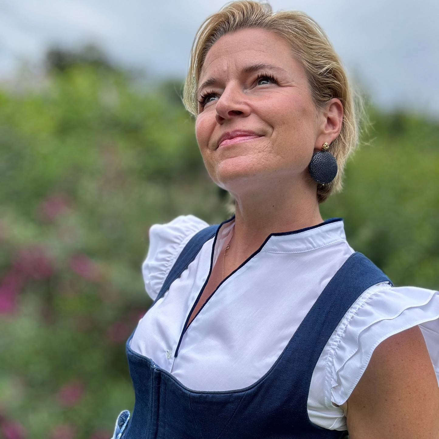Dirndlbluse mit Flügelarm und blauer Paspel