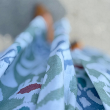 Laden Sie das Bild in den Galerie-Viewer, Dirndlschürze Ornamente Salbei