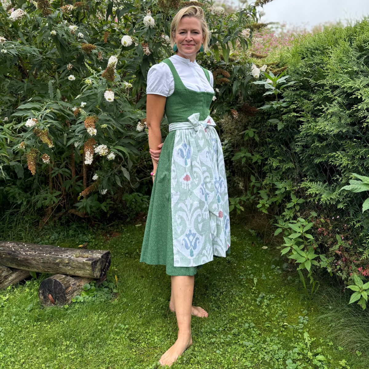Dirndlschürze Ornamente auf grünem Dirndl