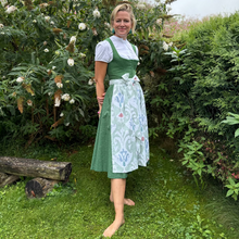Laden Sie das Bild in den Galerie-Viewer, Dirndlschürze Ornamente auf grünem Dirndl