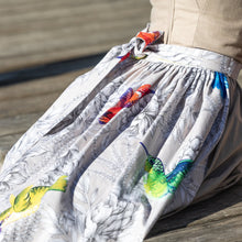 Laden Sie das Bild in den Galerie-Viewer, Dirndlschürze Phillippa mit farbenfrohen Kolibris