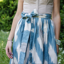 Laden Sie das Bild in den Galerie-Viewer, Dirndlschürze mit Ikat Muster in blau
