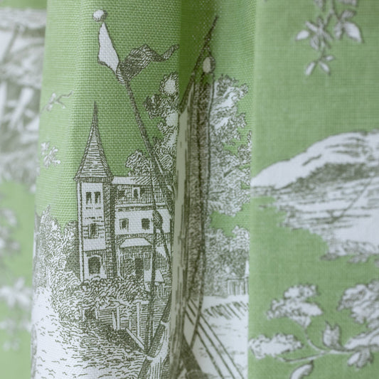 Baumwoll-Dirndlschürze Sarah in Pistaziengrün mit opulentem Toile de Jouy Muster,