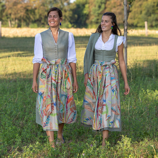 Frontansicht Dirndl Sophie und Dirndl Josefine aus Leinen in Salbei