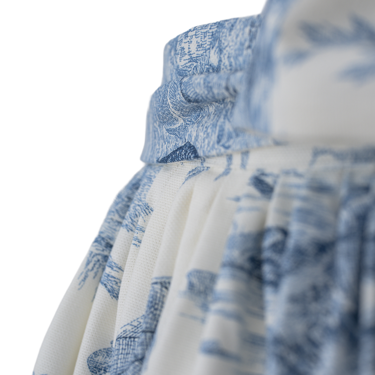Dirndl-Schürze Sarah – Natur/Blau Toile de Jouy