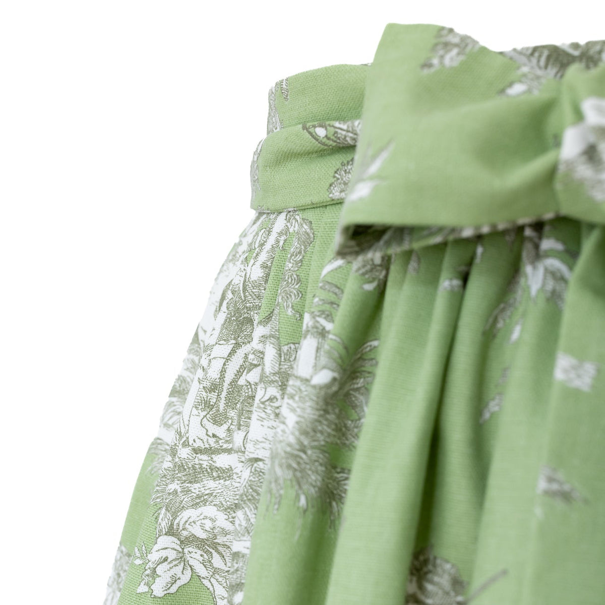 Detailansicht der Schleife der Dirndlschürze Sarah Pistazie mit Toile de Jouy Print