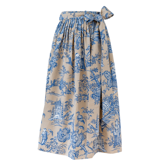 Schürze Louise Bleu – Dirndlschürze aus Toile de Jouy Stoff in Blau
Die Dirndlschürze Louise Bleu vereint klassischen Landhausstil mit zeitloser Eleganz. Der hochwertige Toile de Jouy Stoff in Blau auf Naturgrund verleiht jedem Dirndl eine besondere Tiefe und eine ruhige, edle Ausstrahlung.
Das detailreiche Muster erinnert an traditionelle französische Stoffe und bringt gleichzeitig eine leichte, sommerliche Frische in Deinen Look.
Ob zu schlichten Dirndln als stilvoller Blickfang oder Ton in Ton für einen