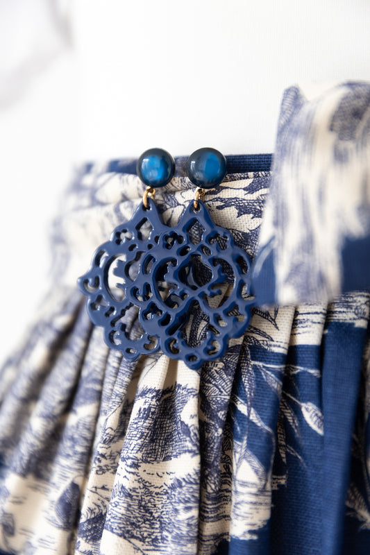 Baumwoll-Dirndlschürze Sarah – Blau Toile de Jouy