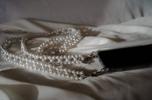 Laden Sie das Bild in den Galerie-Viewer, Handykette aus Perlen von beccsandclaude