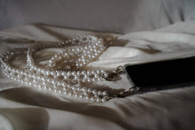 Laden Sie das Bild in den Galerie-Viewer, Handykette aus Perlen von beccsandclaude