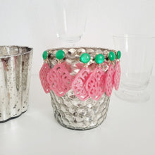 Laden Sie das Bild in den Galerie-Viewer, Josefine Ornament-Ohrringe in Mellow Rose und Emerald Green