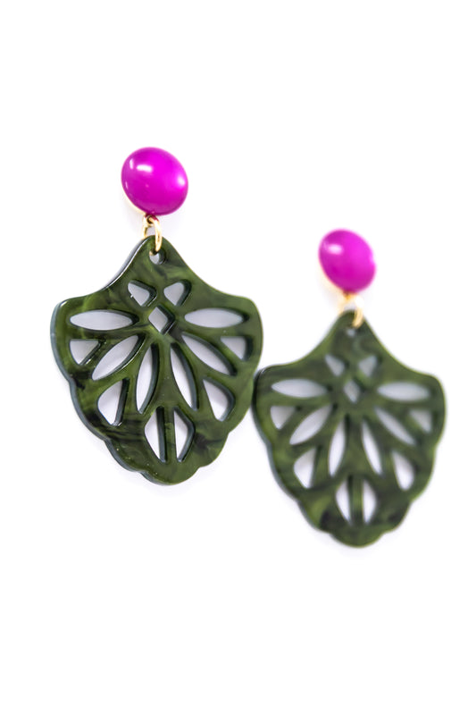 Ornament Ohrringe in grün mit pinken Cabochon