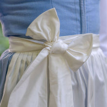 Laden Sie das Bild in den Galerie-Viewer, Seiden-Dirndlschürze Viktoria Weiß