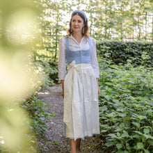 Laden Sie das Bild in den Galerie-Viewer, Seiden-Dirndlschürze Viktoria Weiß