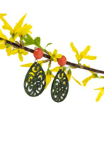 Laden Sie das Bild in den Galerie-Viewer, Annabelle - Ornament-Ohrringe in Olive-Grün und Peach