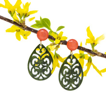 Laden Sie das Bild in den Galerie-Viewer, Annabelle - Ornament-Ohrringe in Olive-Grün und Peach