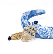 Laden Sie das Bild in den Galerie-Viewer, Carlotta Ornament-Ohrringe in Hornoptik mit Blau