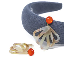 Laden Sie das Bild in den Galerie-Viewer, Ida Ornament-Ohrringe in Hornoptik mit Cabochon in Korall