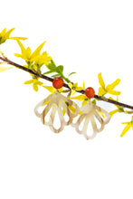 Laden Sie das Bild in den Galerie-Viewer, Ida Ornament-Ohrringe in Hornoptik mit Cabochon in Korall