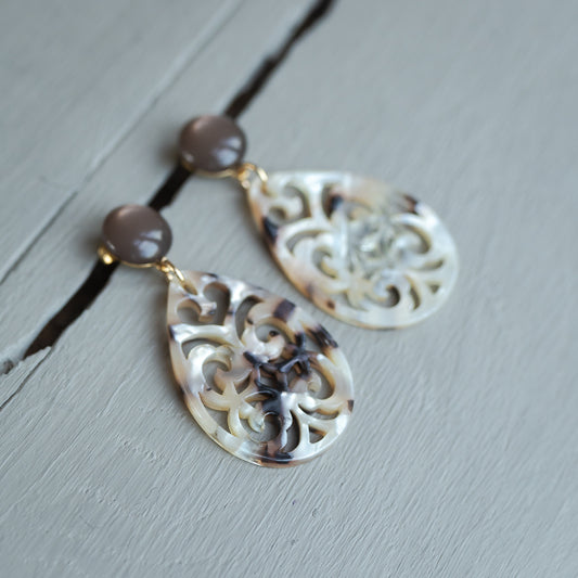 ORNAMENT OHRRINGE IN HORNOPTIK