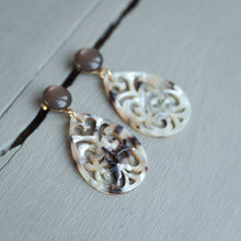 Laden Sie das Bild in den Galerie-Viewer, ORNAMENT OHRRINGE IN HORNOPTIK