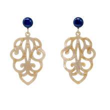Laden Sie das Bild in den Galerie-Viewer, Carlotta Ornament-Ohrringe in Hornoptik mit Blau
