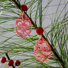 Laden Sie das Bild in den Galerie-Viewer, Felicitas - Ornament-Ohrringe in pudrigem Pink, fuchsia Cabochon und Farbstein