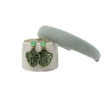 Laden Sie das Bild in den Galerie-Viewer, Mathilda Ornament-Ohrringe in Grün mit grünem Cabochon