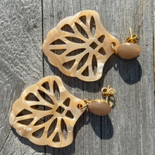 Laden Sie das Bild in den Galerie-Viewer, Statemt Ohrringe Hornoptik