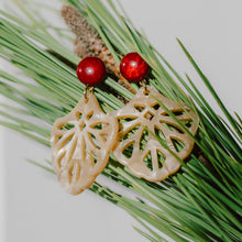 Laden Sie das Bild in den Galerie-Viewer, Pauline Ornament-Ohrringe in Hornoptik mit Bordeaux Cabochon