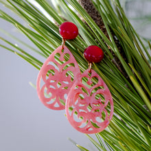 Laden Sie das Bild in den Galerie-Viewer, Annabelle - Ornament Ohrringe in zartem Pink mit verschiedenen Cabochons