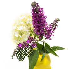 Laden Sie das Bild in den Galerie-Viewer, Josefine Ornament-Ohrringe in grün und pinken Cabochon