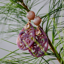 Laden Sie das Bild in den Galerie-Viewer, Felicitas - Ornament-Ohrringe in Purple, mit Mauve Cabochon und Farbstein