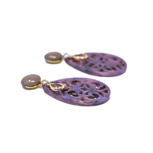 Laden Sie das Bild in den Galerie-Viewer, Felicitas - Ornament-Ohrringe in Purple, mit Mauve Cabochon und Farbstein