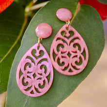 Laden Sie das Bild in den Galerie-Viewer, Annabelle - Ornament Ohrringe in zartem Pink mit verschiedenen Cabochons