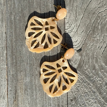 Laden Sie das Bild in den Galerie-Viewer, Statemt Ohrringe Hornoptik