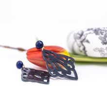 Laden Sie das Bild in den Galerie-Viewer, Clara Ornament-Ohrringe in Blau-Grau mit dunkelblauem Cabochon